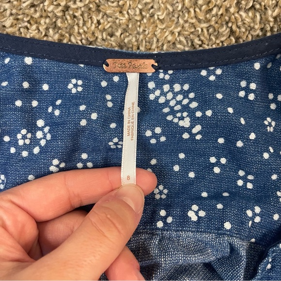 Free People Blue Chambray Cropped Polka Dot Top Women’s Size 8 Cotton Linen - Picture 3 of 6